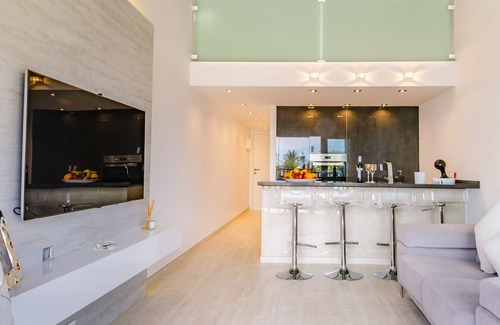 Playa del Aguila Apartment | Luxury Beachfront Apartment with Ocean View & Pool