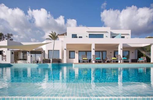 Marbella Villa | Beachside 8-Bedroom Villa in Marbella with Ocean View