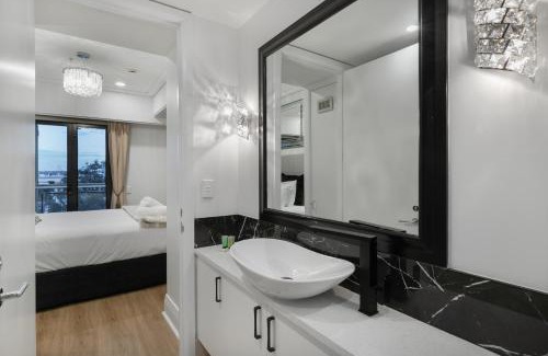 Auckland Central Business District Apartment | Indulgent Getaway with Family-Friendly Amenities