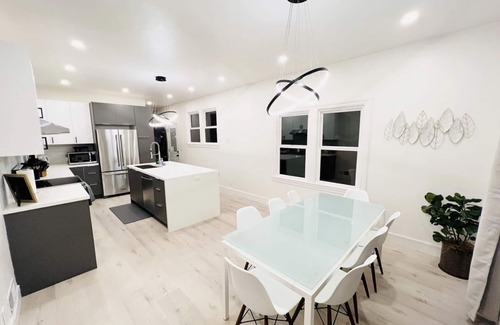 North Central Villa | Modern Villa Retreat with Family-Friendly Amenities