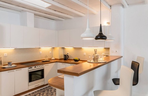 Mykonos Town Villa | Elegant Villa Pousha: Oceanfront 5-Bedroom Retreat