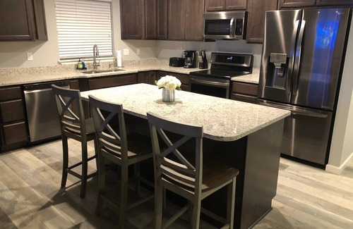 Grants Pass House | Immaculate Rose Unit A Loft with Pool and Pet-Friendly Perks