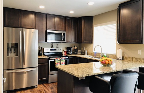 Grants Pass Apartment | Spotless Unit A: Guest Rated 9.8 with Pool & Breakfast