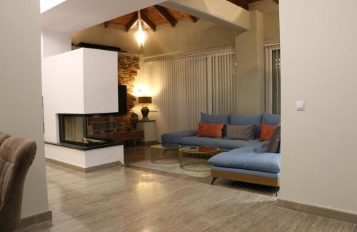 Kolokinthou Apartment | Discover Exzellent ApartAthens: Spacious 4-Star Retreat