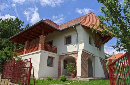 Vonyarcvashegy House | Discover Ezüsthíd Vendégház: Oceanfront Family Retreat