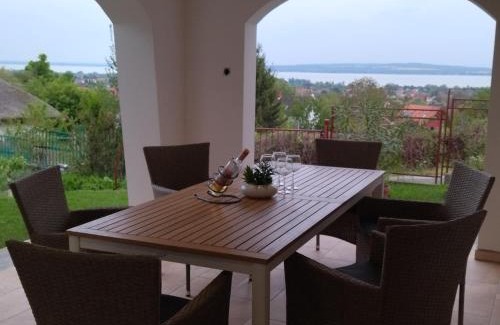 Vonyarcvashegy House | Discover Ezüsthíd Vendégház: Oceanfront Family Retreat
