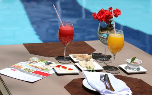 Liberdade Hotel | Discover Ez Aclimação Hotel: Family-Friendly with Pool