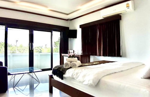 Sukhothai House | Budget-Friendly Stay at EZ House & Cafe with Breakfast
