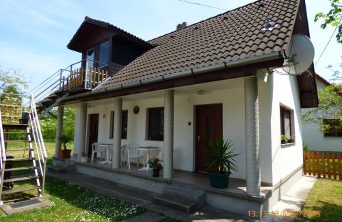 Szantod Apartment | Cozy Fábián Apartman-ház: Family-Friendly & Breakfast Included