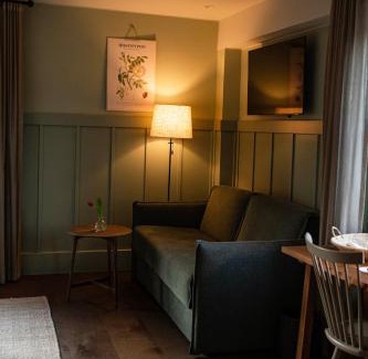 Varmdo Hotel | Delightful Fågelbrohus: Family-Friendly with Pool & Hot Tub
