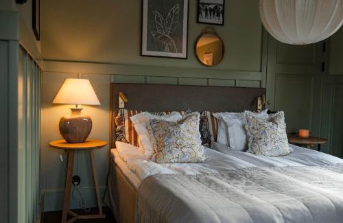 Varmdo Hotel | Delightful Fågelbrohus: Family-Friendly with Pool & Hot Tub