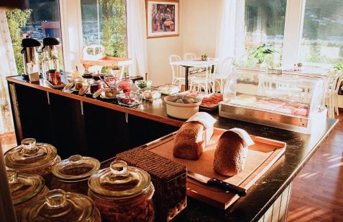 Forde Bed & Breakfast | Discover Comfort at Førde Pensjonat with Pet-Friendly Amenities