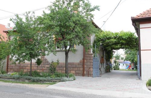 Bogacs Apartment | Family-Friendly Fülöp Vendégház with High Guest Ratings