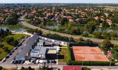 Bekesszentandras Apartment | Füzeskerti Apartmanház: Pet-Friendly Oasis with Ocean View