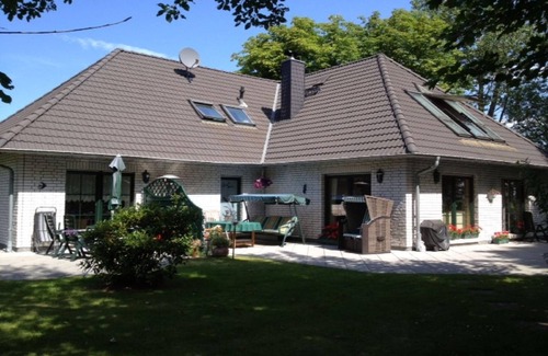 Lietzow Apartment | Rhododendronblüte: Family-Friendly Ocean View Getaway