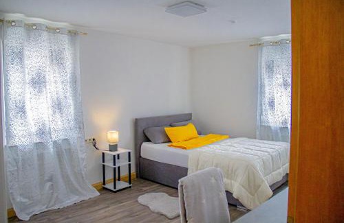 Ilsfeld House | Modern F&F Suites Ilsfeld: Central Apartment with Free Parking