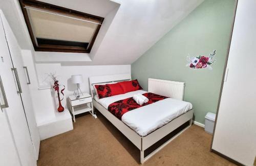 Leeds Apartment | Relax and Unwind at F1 5GH: Free Parking & Fast WiFi
