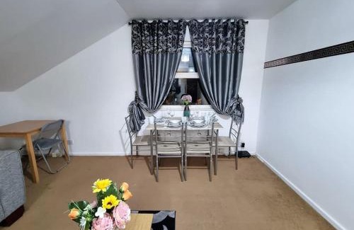 Leeds Apartment | Relax and Unwind at F1 5GH: Free Parking & Fast WiFi