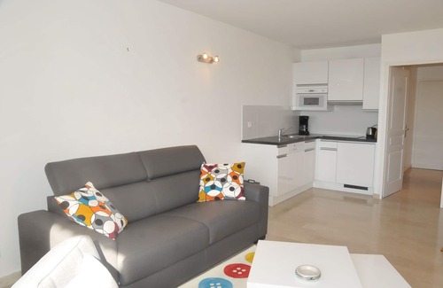 Annecy-le-Vieux Apartment | Elegant F1 bis with Pool, Tennis & Lake Views Awaits You