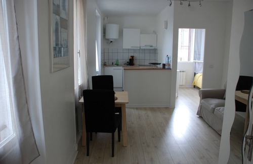 Rosny-sous-Bois Apartment | Cozy F2 Apartment with Kitchen in Rosny sous Bois