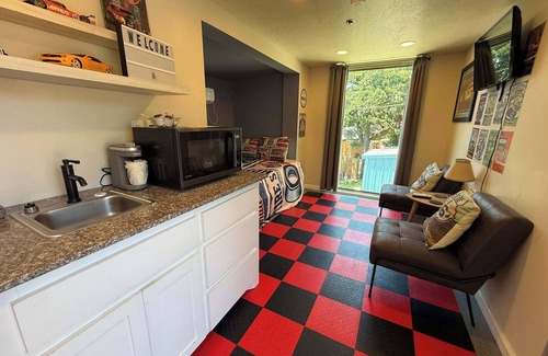 Medicine Park Apartment | F2 Rooftop View @InnHabit—Family & Couples Slp 8