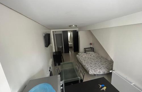 Bry-sur-Marne Apartment | Cozy F2 Apartment Near Paris & EuroDisney with Great Amenities