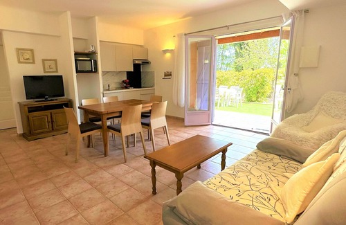 Figanieres Apartment | F3 Apartment for 4-6 with Pool and Lake Views