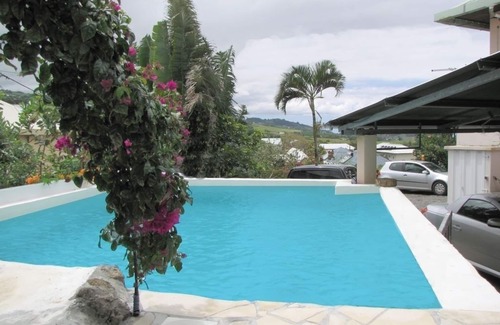 Petite-Ile House | Central F3 Apartment with Ocean View and Pool Access