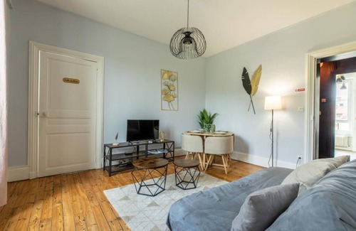La Gare Apartment | Top-Rated F3 Av République with Garage & Breakfast Included