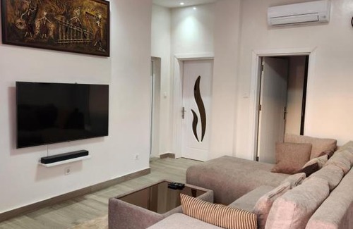 Point E Apartment | Pet-Friendly F3 Penthouse for Your Family Getaway
