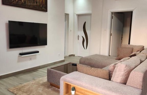 Point E Apartment | Pet-Friendly F3 Penthouse for Your Family Getaway