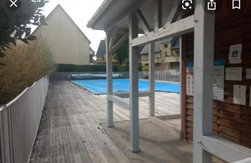 Touques Apartment | Family-Friendly F3 near Deauville with Refreshing Pool
