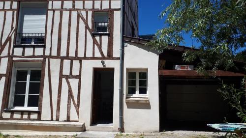 Chalons-en-Champagne Apartment | Serene F4 Apartment Near Central Chalons en Champagne