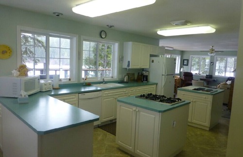 Kootenay Boundary House | Family Fun, Seclusion, and AdventurenYou'll find it at Kingfisher Cove!