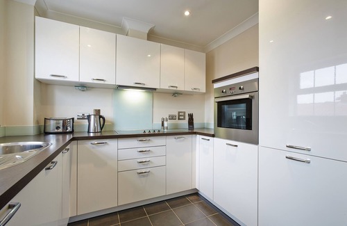 Greenham Apartment | Modern 2 Bed, 2 Bath Apartment with Spa & Parking in Newbury