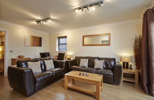 Greenham Apartment | Modern 2 Bed, 2 Bath Apartment with Spa & Parking in Newbury