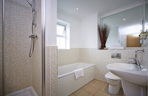 Greenham Apartment | Modern 2 Bed, 2 Bath Apartment with Spa & Parking in Newbury