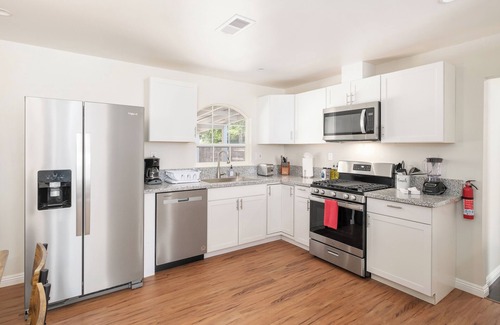 Fresno House | Fab 2B/2Bth, All New & Easy Access to US99