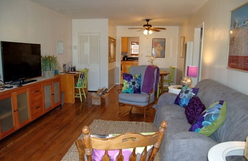 Valley Glen Apartment | Pet-Friendly Condo with Ocean View & Top Guest Rating 9/10