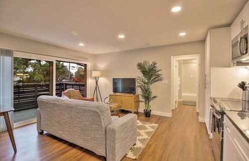 Mountain View Apartment | Beautiful Mountain View 1BR with Pool & Gym near Shops