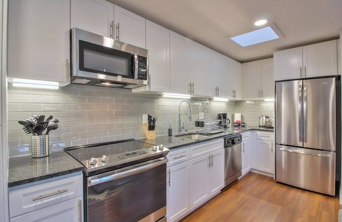 Mountain View Apartment | Beautiful Mountain View 1BR with Pool & Gym near Shops