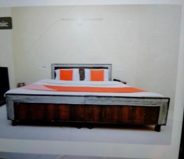 Sector 45 Hotel | Comfortable Stay at FabExpress Diamond Sec 45 for Families