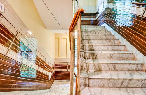 Kolkata Hotel | Budget-Friendly FabExpress Harry Inn with Breakfast & Accessibility