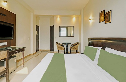 Kalkaji Hotel | Budget-Friendly Fabexpress Llyod House with Breakfast Included