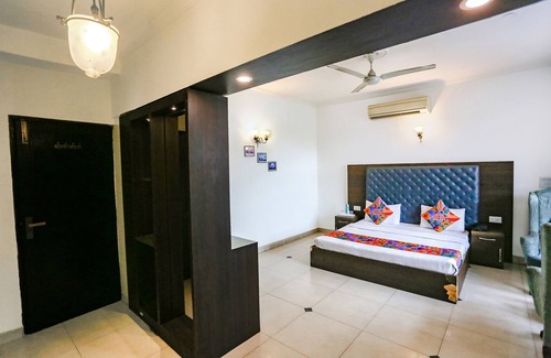Kalkaji Hotel | Budget-Friendly Fabexpress Llyod House with Breakfast Included