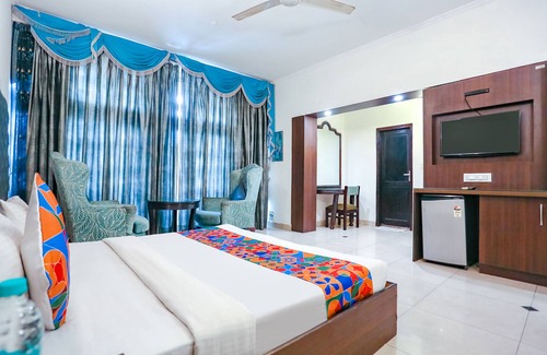 Kalkaji Hotel | Budget-Friendly Fabexpress Llyod House with Breakfast Included