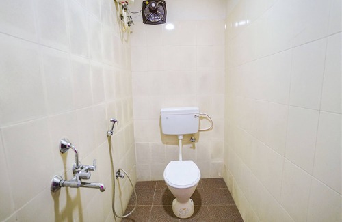 Royapettah Hotel | Budget-Friendly Stay at Fabexpress Lloyds Inn I with Breakfast