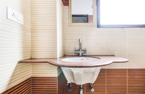 Zirakpur Hotel | Discover FabExpress Mittaso: Family-Friendly Stay with Dining