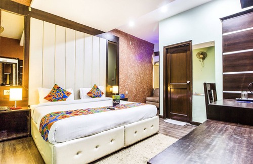 Zirakpur Hotel | Discover FabExpress Mittaso: Family-Friendly Stay with Dining