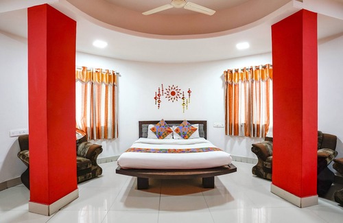 Nashik Hotel | Budget-Friendly Fabexpress Sai Lodging with Breakfast Included